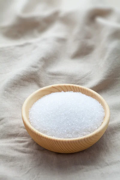 Білий цукор в дерев'яній мисці — стокове фото