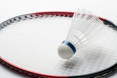Badminton raketleri ve mekik horozu