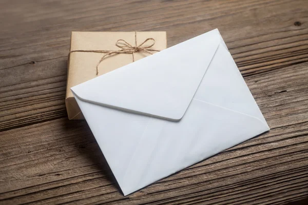 Caja de regalo con papel marrón — Foto de Stock