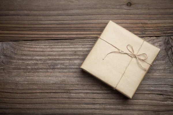 Coffret cadeau avec papier brun — Photo