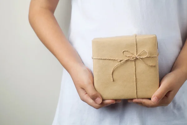 Ragazza in possesso di scatola regalo — Foto Stock