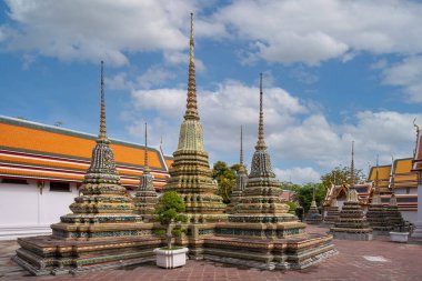 Wat Pho tapınağının ya da Wat Phra Chetuphon Vimolmangklararm Rajwaramahaviharn 'ın büyük pagoda mimarisi ile süslenmiş güzel stupalar Bangkok, Tayland' da ünlü bir yerdir..