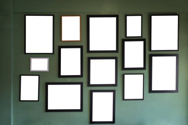 Çağdaş zeytin yeşili duvar dekorasyonu üzerine yazılar ve reklamlar için boş alanı olan 14 modern ahşap çerçeve içerisinden oluşan güzel bir grup..