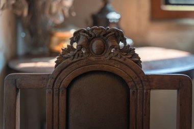 Eski koltuk iç dekorasyonu antikası. Eski tarz modern konsept.