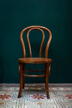 Antika ahşap koltuk iç mimarisi ve restoran veya ev için yeşil duvar dokusu dekorasyonu ve retro fayanslarla yaşamak seramik karmaşık detaylar, pürüzsüz eski tarz konsept..