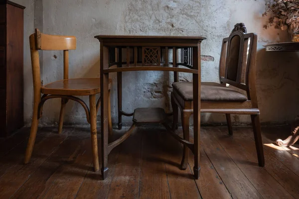 Conjunto Antigo Mesa Velha Cadeira Interior Com Vintage Grunge Parede — Fotografia de Stock