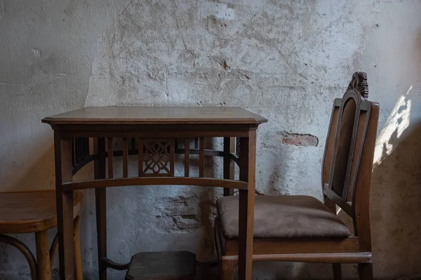 Conjunto Antigo Mesa Velha Cadeira Interior Com Vintage Grunge Parede — Fotografia de Stock