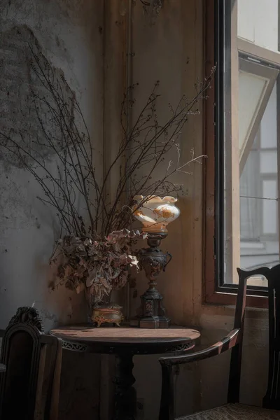 Güzel, kuru saksıların içi antik ahşap masa dekorasyonunda. Lokanta, ev ve yaşam tarzı konsepti için pencerenin gerisinde ışık ve gölge var.