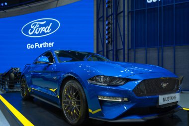 Bangkok, Tayland - 24 Mart 2021: Yeni Ford Mustang 55. yıldönümü özel versiyonu V8 GT Coupe Performans Paketi 42. Bangkok Uluslararası Otomobil Fuarı 2021 'de sergileniyor.