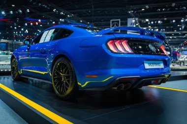 Bangkok, Tayland - 24 Mart 2021: Yeni Ford Mustang 55. yıldönümü özel versiyonu V8 GT Coupe Performans Paketi 42. Bangkok Uluslararası Otomobil Fuarı 2021 'de sergileniyor.