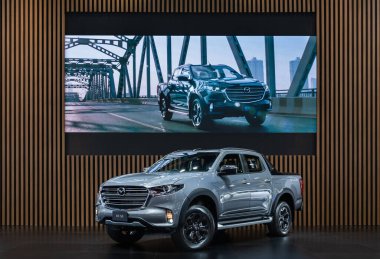 Bangkok, Tayland - 24 Mart 2021: 42. Bangkok Uluslararası Otomobil Fuarı 2021 'de sergilenen otomobil fuarı etrafında Kensho tarzı özel parçalı tüm New Mazda BT-50 yeni nesil lüks SUV