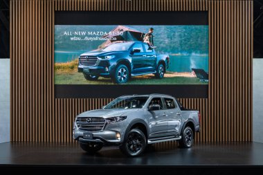Bangkok, Tayland - 24 Mart 2021: 42. Bangkok Uluslararası Otomobil Fuarı 2021 'de sergilenen otomobil fuarı etrafında Kensho tarzı özel parçalı tüm New Mazda BT-50 yeni nesil lüks SUV
