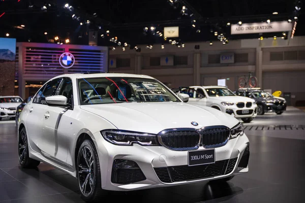 Bangkok, Tayland - 24 Mart 2021: Yeni BMW 330Li M Sport 42. Bangkok Uluslararası Otomobil Fuarı 2021 'de sergilenmektedir.