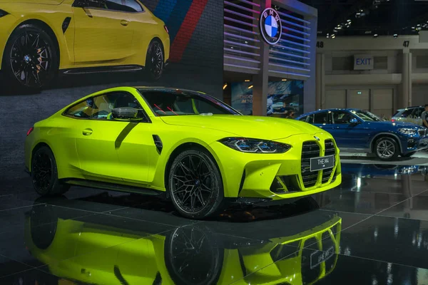 Bangkok, Tayland - 24 Mart 2021: 42. Bangkok Uluslararası Otomobil Fuarı 2021 'de sergilenmekte olan yeni BMW M4 Coupe Super spor arabası