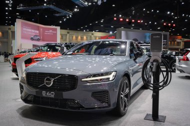 Bangkok, Tayland - 24 Mart 2021: Yeni Volvo S60 Saf Elektrik EV arabası ve 42. Bangkok Uluslararası Otomobil Fuarı 2021 'de sergilenen güzel sergi tasarımı çizimi