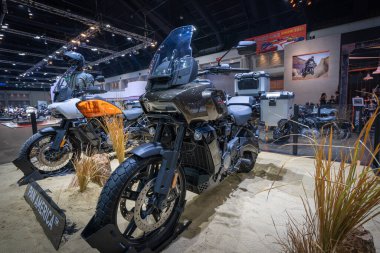 Bangkok, Tayland - 24 Mart 2021: New Harley Davidson Pan Amerika modeli 1250cc. Bangkok Uluslararası Otomobil Fuarı 2021 'de her hangi bir rotada seyahat ettiği için popüler Süper Bisiklet
