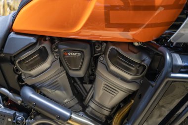 Bangkok, Tayland - 24 Mart 2021: New Harley Davidson Pan Amerika modeli 1250cc. Bangkok Uluslararası Otomobil Fuarı 2021 'de her hangi bir rotada seyahat ettiği için popüler Süper Bisiklet.