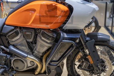 Bangkok, Tayland - 24 Mart 2021: New Harley Davidson Pan Amerika modeli 1250cc. Bangkok Uluslararası Otomobil Fuarı 2021 'de her hangi bir rotada seyahat ettiği için popüler Süper Bisiklet