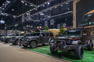 Bangkok, Tayland - 24 Mart 2021: Yeni Jeep 4x4 Off Road Utility Car ve 42. Bangkok Uluslararası Otomobil Fuarı 2021 'de sergilenen güzel sergi tasarım çizimi sergisi