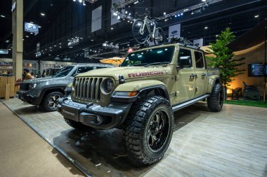 Bangkok, Tayland - 24 Mart 2021: Yeni Jeep 4x4 Off Road Utility Car ve 42. Bangkok Uluslararası Otomobil Fuarı 2021 'de sergilenen güzel sergi tasarım çizimi sergisi