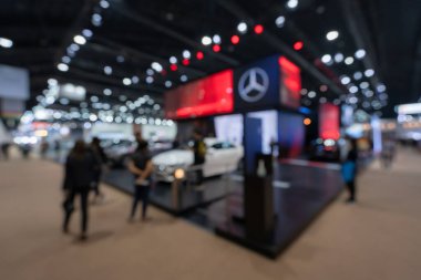 42. Bangkok Uluslararası Otomobil Fuarı 2021 Nonthaburi, Tayland 'da sergilenen etkinlikler ve yenilikçi otomotiv sergileri de dahil olmak üzere araba sergisindeki insanların soyut bulanık görüntüsü. Arkaplan kavramı için bulanık.