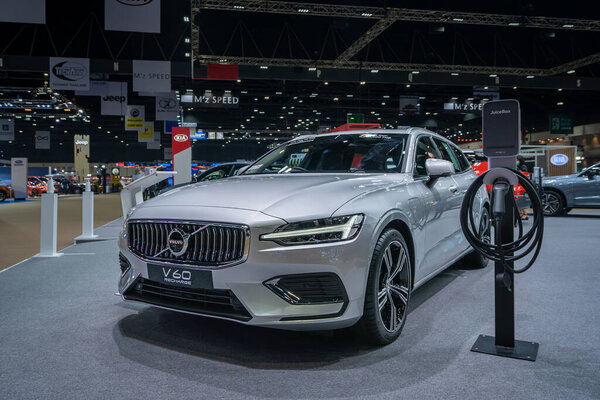 Бангкок, Таиланд - 24 марта 2021 года: новый Volvo v60 заряжает чистый электромобиль ev с красивой выставкой дизайна ботинок шоу на 42-м Бангкок международном автосалоне 2021