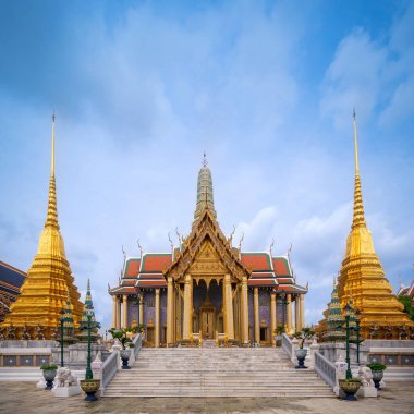 Zümrüt Buda 'nın resmi adı Wat Phra Si Rattana Satsadaram olan Büyük Saray Tapınağı' ndaki Wat Pra Kaew tarihi ve ünlü yer Bangkok, Tayland 'dır. Seyahat konsepti.