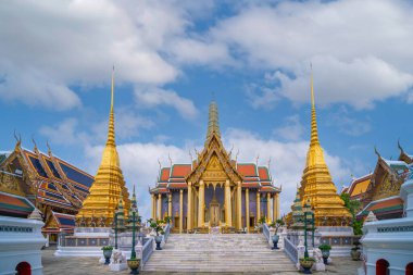 Zümrüt Buda 'nın resmi adı Wat Phra Si Rattana Satsadaram olan Büyük Saray Tapınağı' ndaki Wat Pra Kaew tarihi ve ünlü yer Bangkok, Tayland 'dır. Seyahat konsepti.