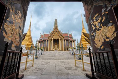 Bangkok, Tayland - 4 Nisan 2021: İç duvar boyunca inşa edilen antik ünlü Tayland duvar resimleri Budist tarihi Wat Pra Kaew tapınağı Bangkok, Tayland.