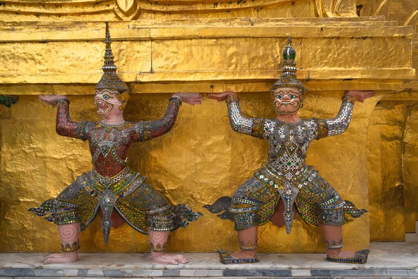 Prachtige Giants Standbeeld Gedecoreerd Exterieur Bij Emerald Buddha Tempel Architectuur — Stockfoto