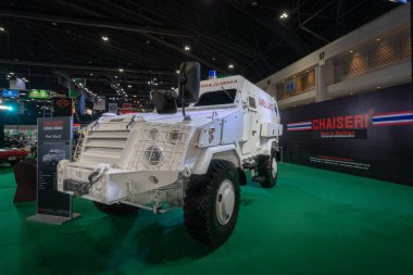 Bangkok, Tayland - 24 Mart 2021: Zırhlı ambulans ve savaş aracı Chaiseri savunma 4 tekerlekli araç tüm arazi savaşlarında kullanılmak üzere çok amaçlı araç Tayland tarafından üretildi. Savaş alanı kavramı.