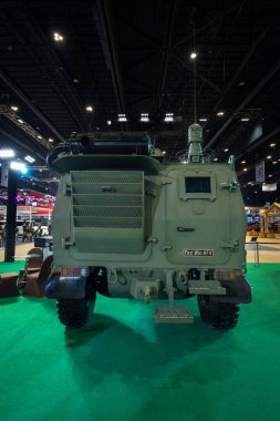 Bangkok, Tayland - 24 Mart 2021: Zırhlı savaş aracı Chaiseri savunma 4 tekerlekli araç tüm arazi savaşlarında kullanılmak üzere çok amaçlı araç Tayland tarafından üretildi. Savaş alanı kavramı.