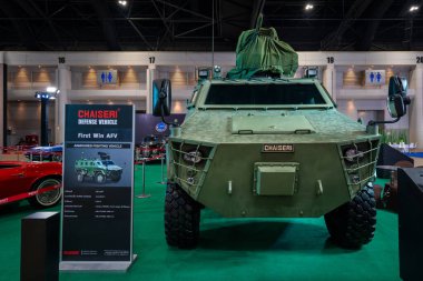 Bangkok, Tayland - 24 Mart 2021: Zırhlı savaş aracı Chaiseri savunma 4 tekerlekli araç tüm arazi savaşlarında kullanılmak üzere çok amaçlı araç Tayland tarafından üretildi. Savaş alanı kavramı.