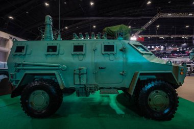 Bangkok, Tayland - 24 Mart 2021: Zırhlı savaş aracı Chaiseri savunma 4 tekerlekli araç tüm arazi savaşlarında kullanılmak üzere çok amaçlı araç Tayland tarafından üretildi. Savaş alanı kavramı.