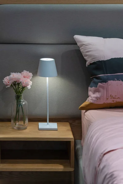 Современный Прикроватный Светильник Уютной Спальне Розовыми Гвоздиками Цветы Стеклянной Бутылке — стоковое фото