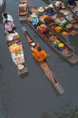 Ratchaburi, Tayland - 18 Eylül 2020: Damnoen Saduak Yüzen Pazarı 'ndaki keşişe sadaka veren ahşap tekne tüccarı, tekneyle gezen turistler Tayland kanallarında popüler bir turizm merkezidir..