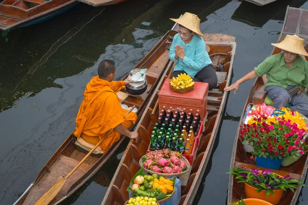 Ratchaburi Thaïlande Septembre 2020 Marchand Bateau Bois Fait Aumône Moine — Photo