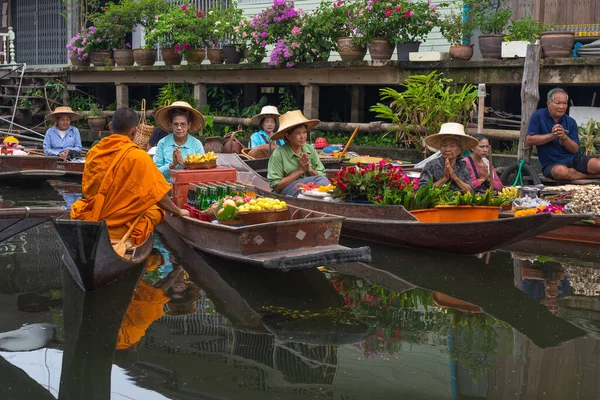 Ratchaburi Thaïlande Septembre 2020 Marchand Bateau Bois Fait Aumône Moine — Photo