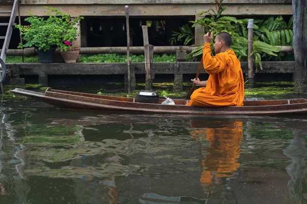Ратчабури Таиланд Сентября 2020 Года Монах Греет Канале Милостыни Людей — стоковое фото