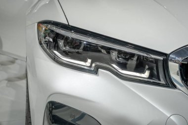 Bangkok, Tayland - 6 Aralık 2020: Yeni BMW 530 e M Mport Hybrid elektrikli araba şarj istasyonu ve motorlu elektrik kaynağı Muang Thong Thani, Tayland.