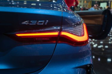 Bangkok, Tayland - 6 Aralık 2020: Tüm Yeni BMW 430i Coupe M sporları güzel arka far tasarımı ile Muang Thong Thani, Tayland.
