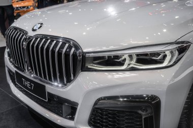 Bangkok, Tayland - 6 Aralık 2020: BMW 730LD sDrive M Sport Plug-in Hybrid araba ve güzel sergi tasarım çizimi sergisi Tayland Uluslararası Motor Fuarı 'nda sergileniyor.