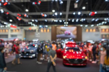 Tayland Uluslararası Otomobil Fuarı 'ndaki etkinlikler ve yenilikçi otomotiv sergileri de dahil olmak üzere araba sergisindeki insanların soyut bulanık görüntüsü. Arkaplan kavramı.