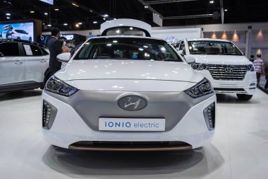 Bangkok, Tayland - 6 Aralık 2020: Hyundai IONIQ Electric Car konsepti elektrikli araba konsepti ve güzel sergi tasarımı çizim sergisi Tayland Uluslararası Motor Fuarı 'nda sergileniyor.