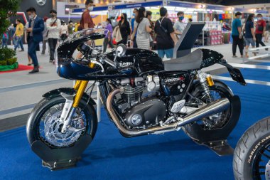 Bangkok, Tayland - 6 Aralık 2020: Triumph Thruxton RS Motorsiklet Klasik Turnesi Siyah Renkleri Tayland Uluslararası Motor Fuarı 'nda sergileniyor.