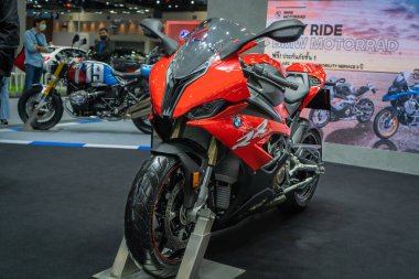 Bangkok, Tayland - 6 Aralık 2020: BMW S1000 RR spor süper motosikleti Tayland Uluslararası Motor Fuarı 'nda sergileniyor.