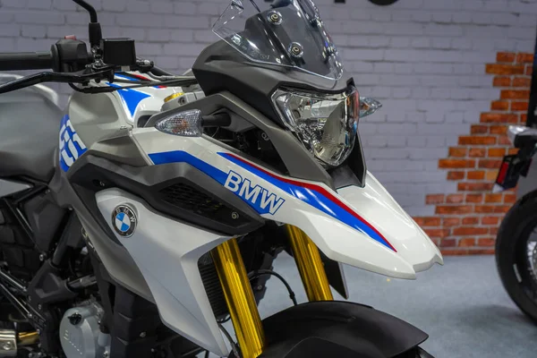 Bangkok, Tayland - 6 Aralık 2020: BMW GS G310 spor tur bisikleti Tayland Uluslararası Motor Fuarı 'nda sergileniyor.