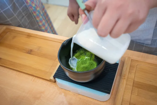 Japońska Ceremonia Matcha Zielona Herbata Whisking Piana Organicznego Proszku Matcha — Zdjęcie stockowe