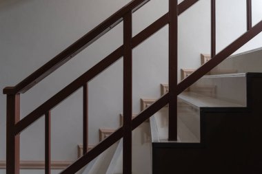 Kahverengi metalik tırabzanlı merdiven modern ofis binası veya ev ve canlı mimari dekorasyon tasarımı modern ev merdiveni konsepti.