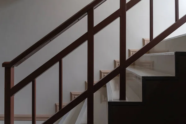 茶色の金属製のバニスターインテリア現代的なビジネスオフィスビルや家や生活建築の装飾デザインと階段現代的な 現代的な家の階段のコンセプト — ストック写真